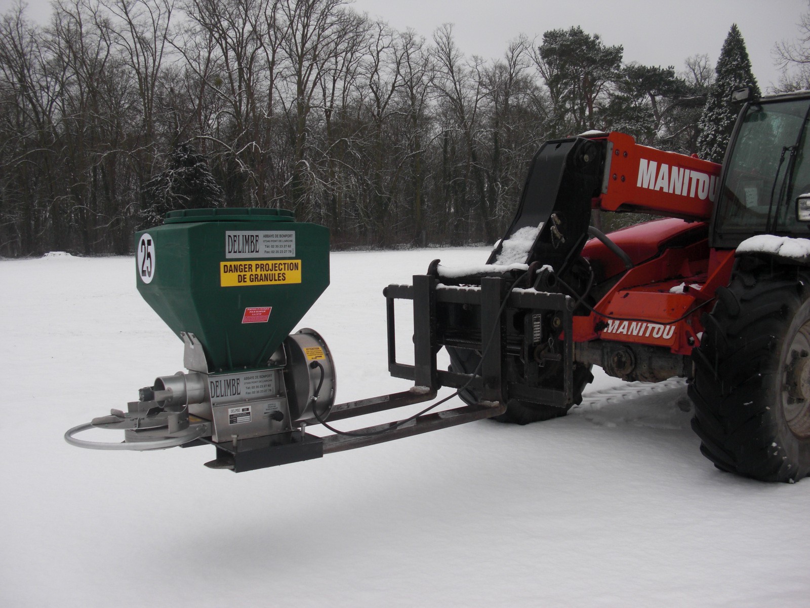 fork-mounted spreader with lift arm